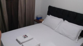 Quarto 02, cama Queen com banheiro compartilhado